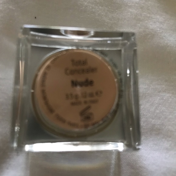 Chantecaille Total Concealer Nude - Picture 2 of 3